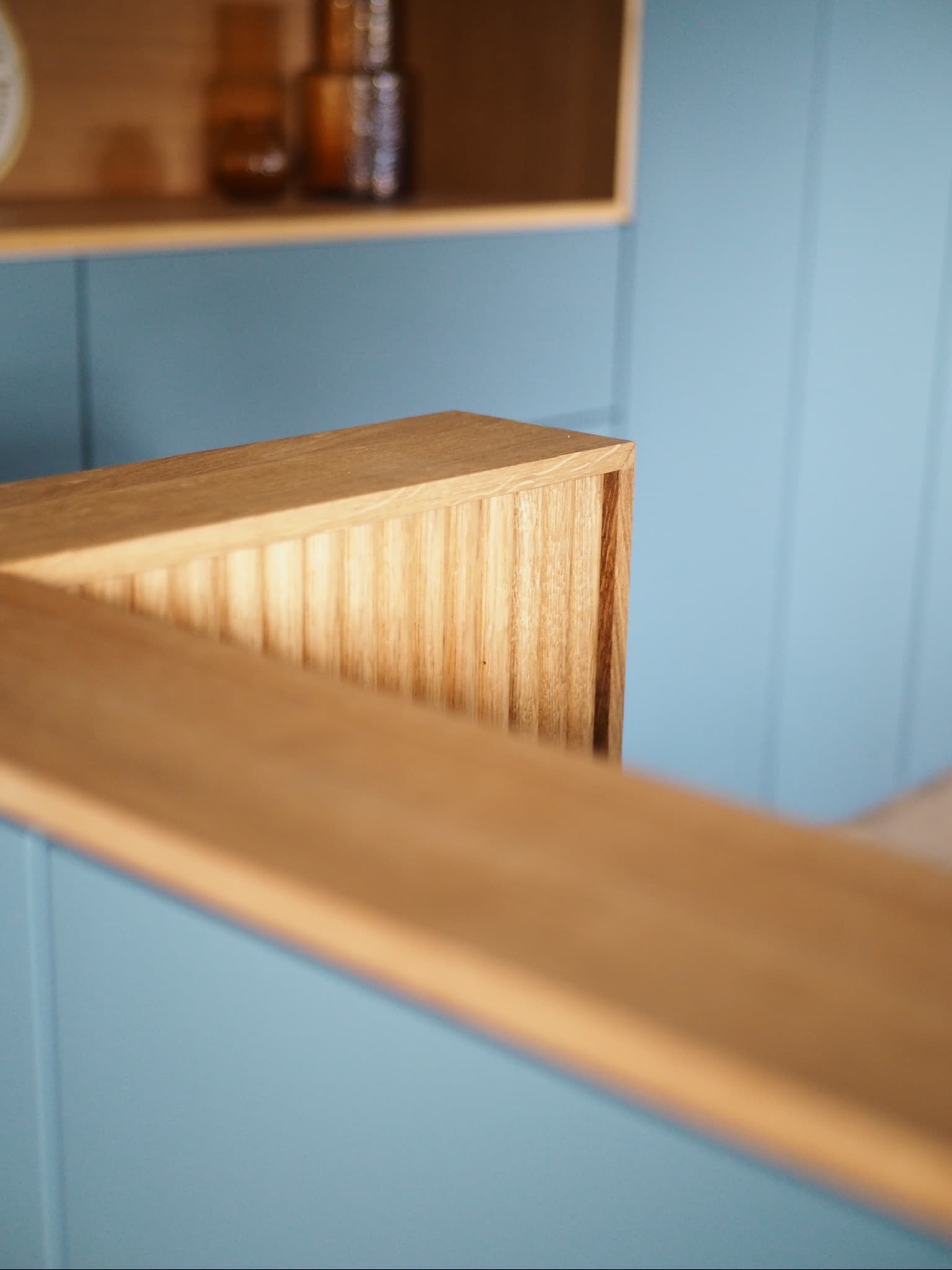 Détail chevet en chêne canelé avec mur laqué gris-bleu, projet Quiberon A4 Créations