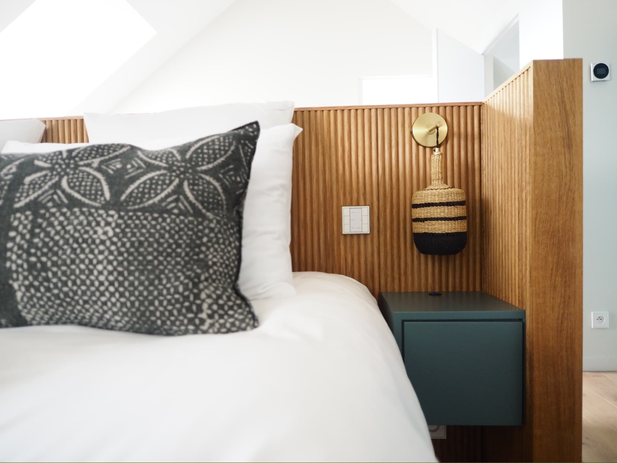 Tête de lit en chêne canelé avec applique dorée et chevet en laque gris-bleu, projet Quiberon A4 Créations