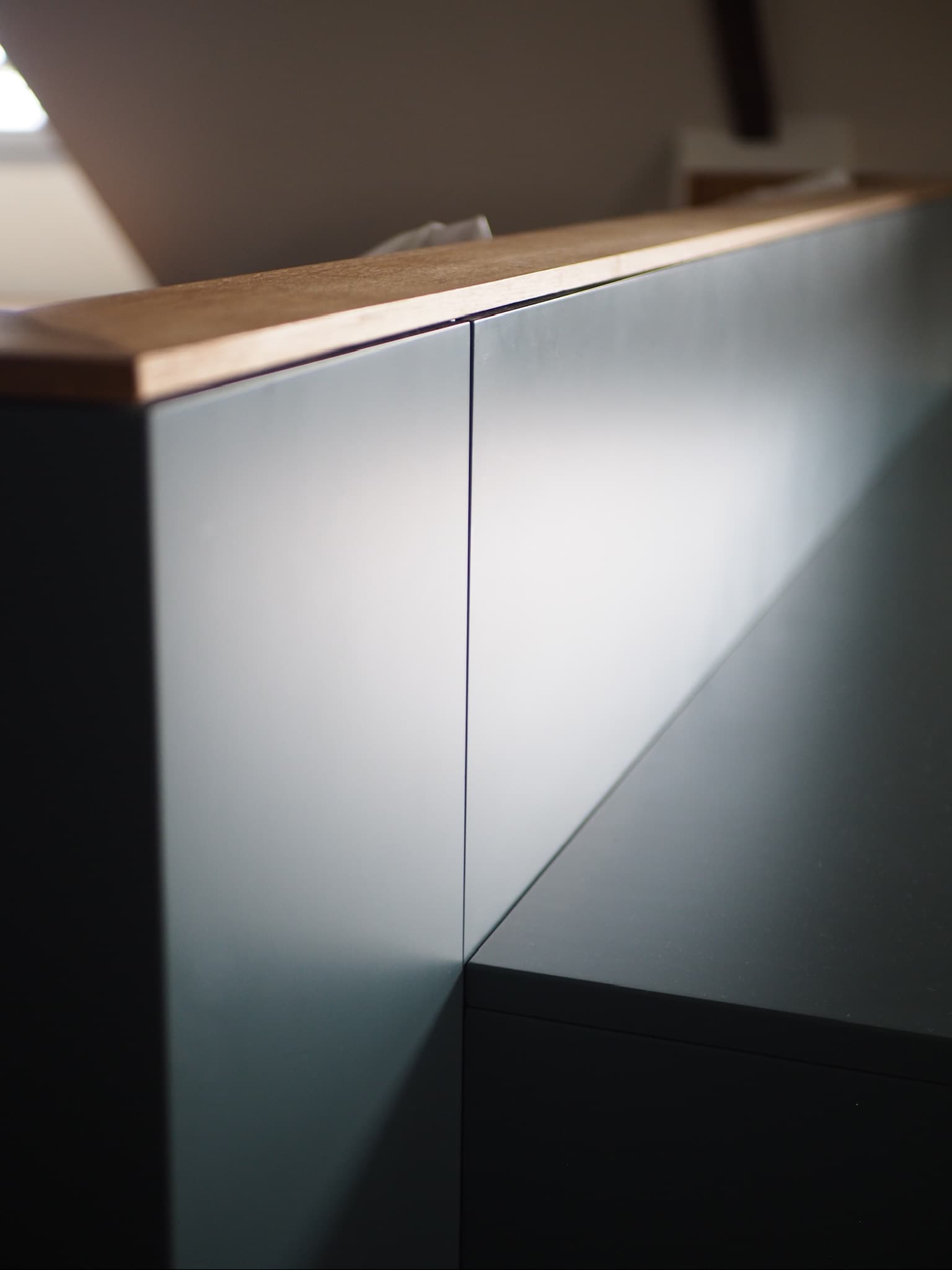 Détail de la commode de tête de lit en MDF laqué et chêne, finition soignée, projet Quiberon A4 Créations