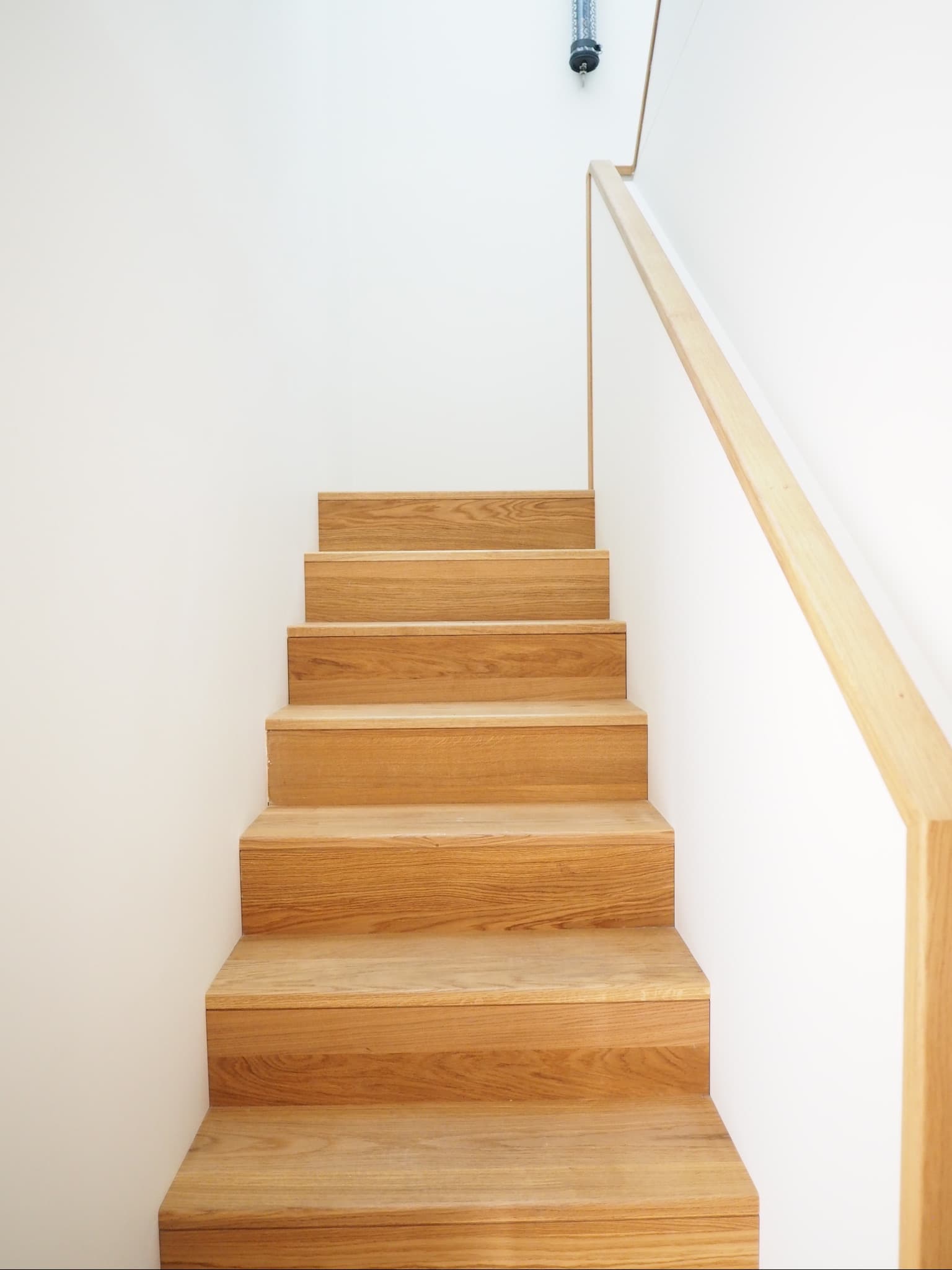 Escalier en chêne massif avec rampe en bois et câble métallique, réalisation A4 Créations