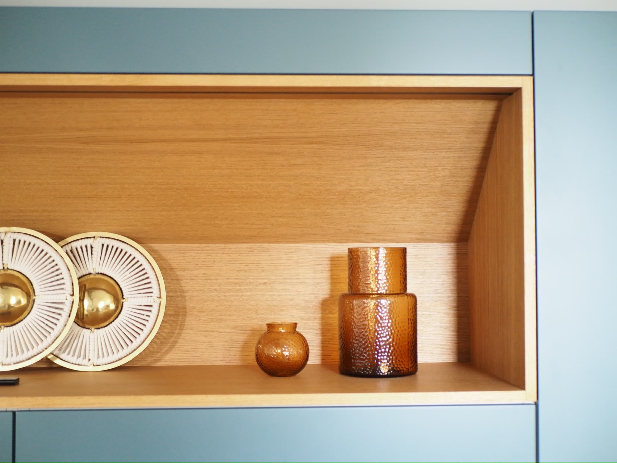Dressing en laque gris-bleu et chêne clair avec étagère décorative et objets dorés, projet Quiberon A4 Créations