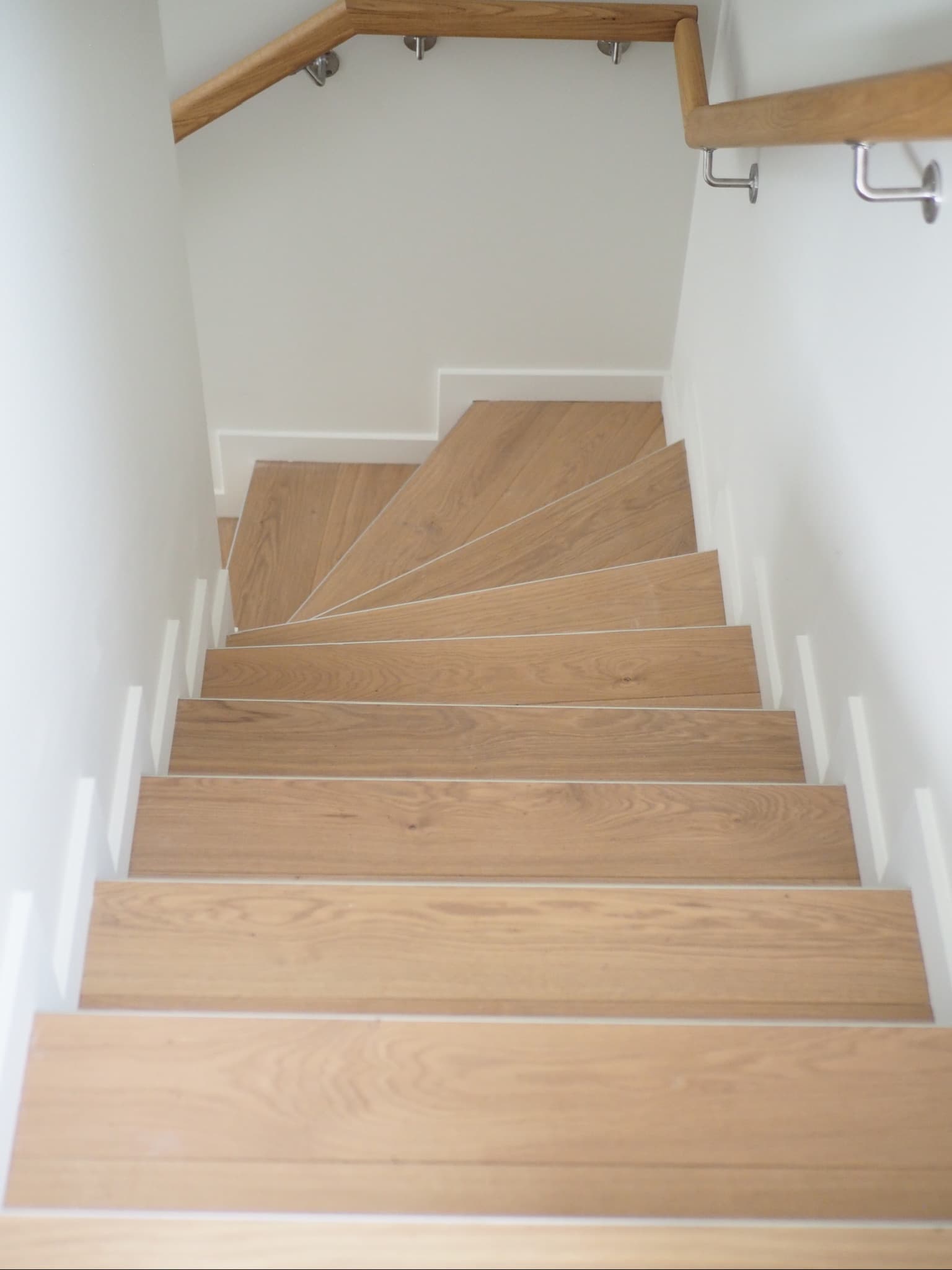 Escalier avec habillage des marches et rampe en chêne massif avec supports métalliques, projet Quiberon A4 Créations