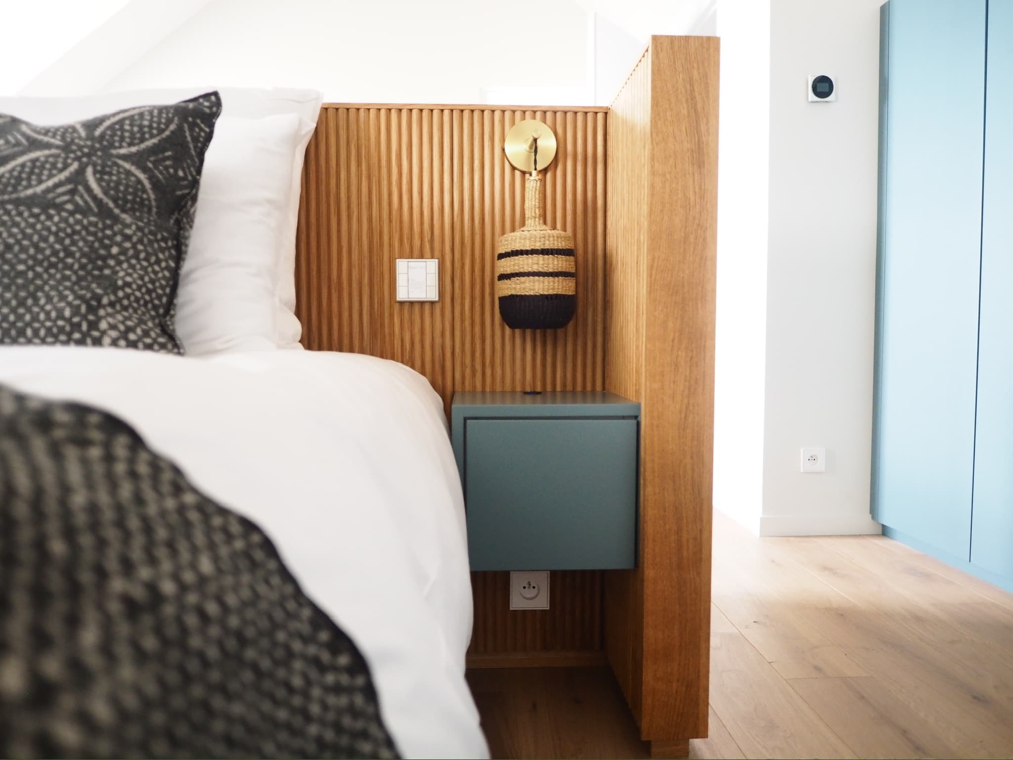 Tête de lit îlot en chêne canelé et laque avec chevets et commode intégrés, applique dorée, projet Quiberon A4 Créations