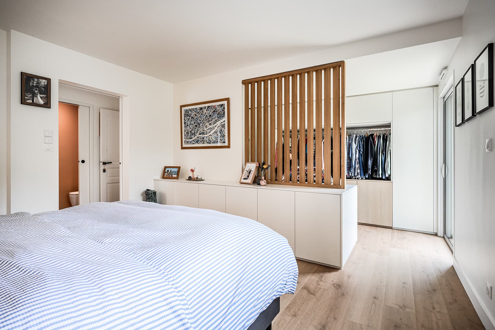 Chambre avec claustra en chêne séparant la chambre du dressing ouvert, meuble bas blanc intégré, parquet clair, réalisation A4 Créations