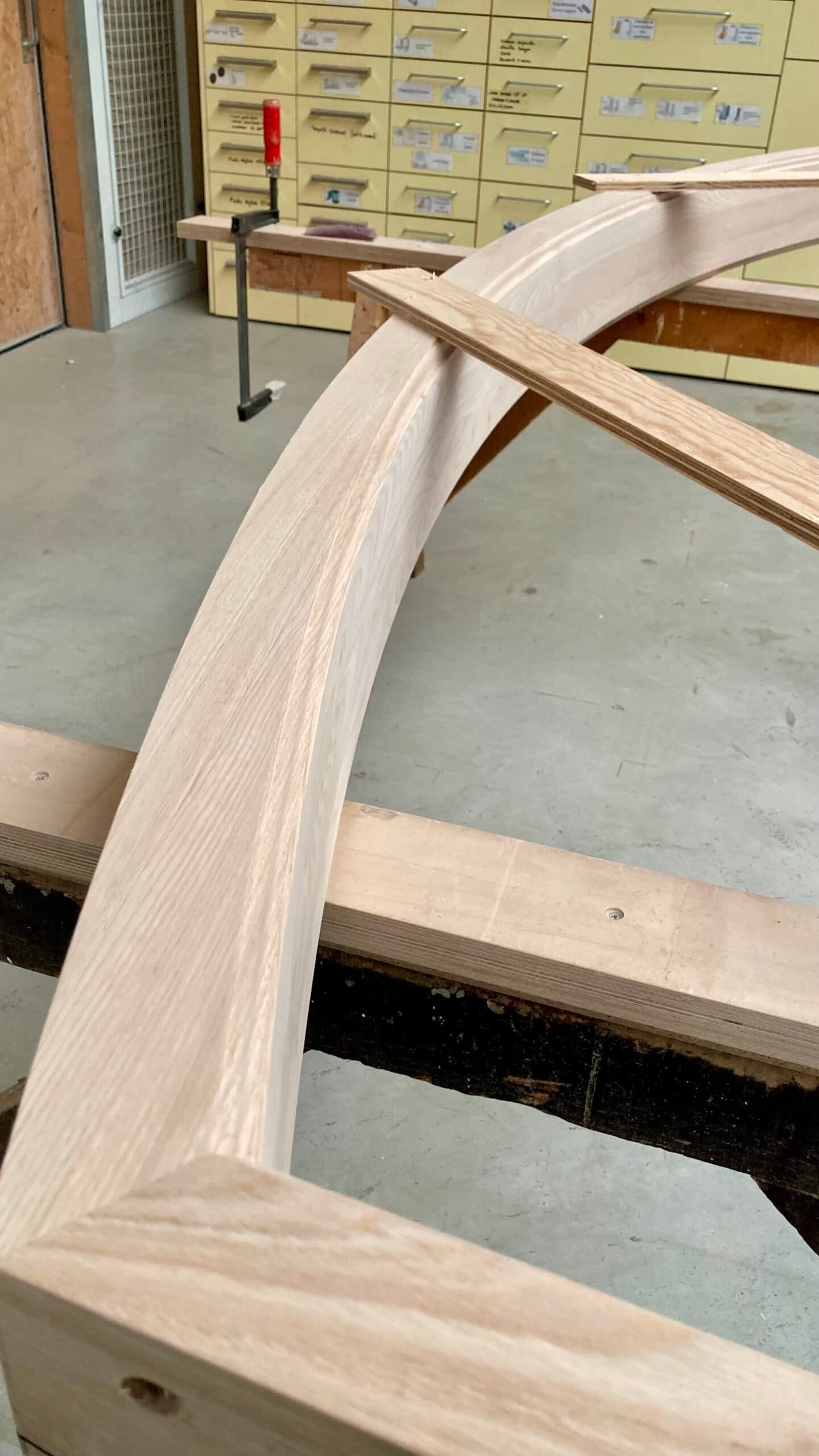 Châssis en chêne en cours de fabrication en atelier, assemblage d'un cadre en bois brut pour verrière, A4 Créations