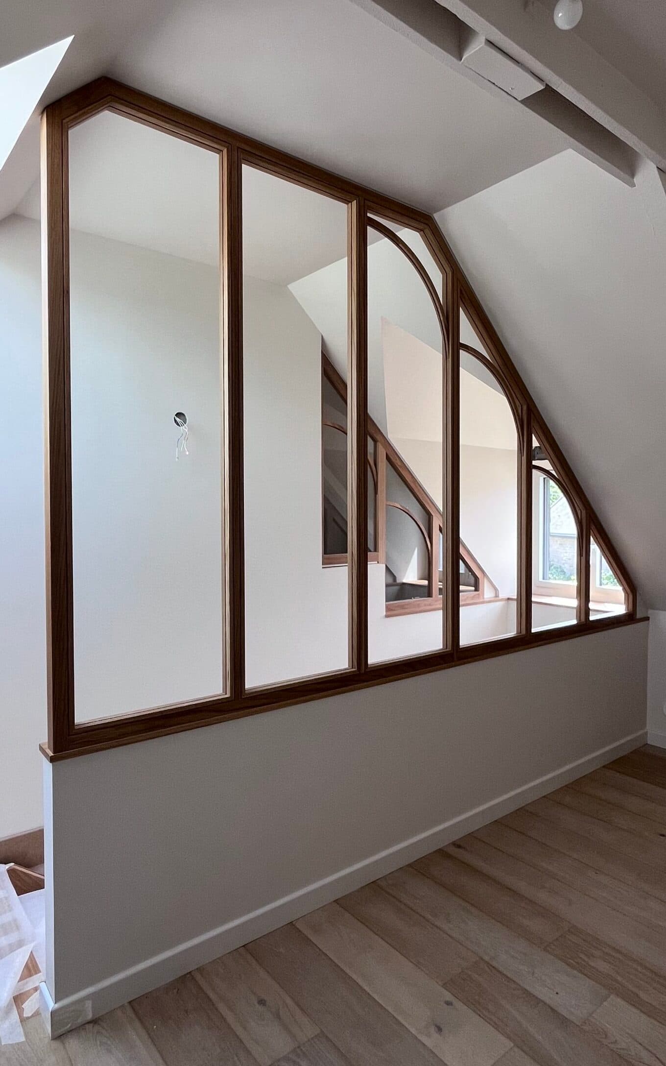 Verrière intérieure en chêne massif avec cadres en bois foncé et vitrages, sous pente avec parquet, réalisation A4 Créations