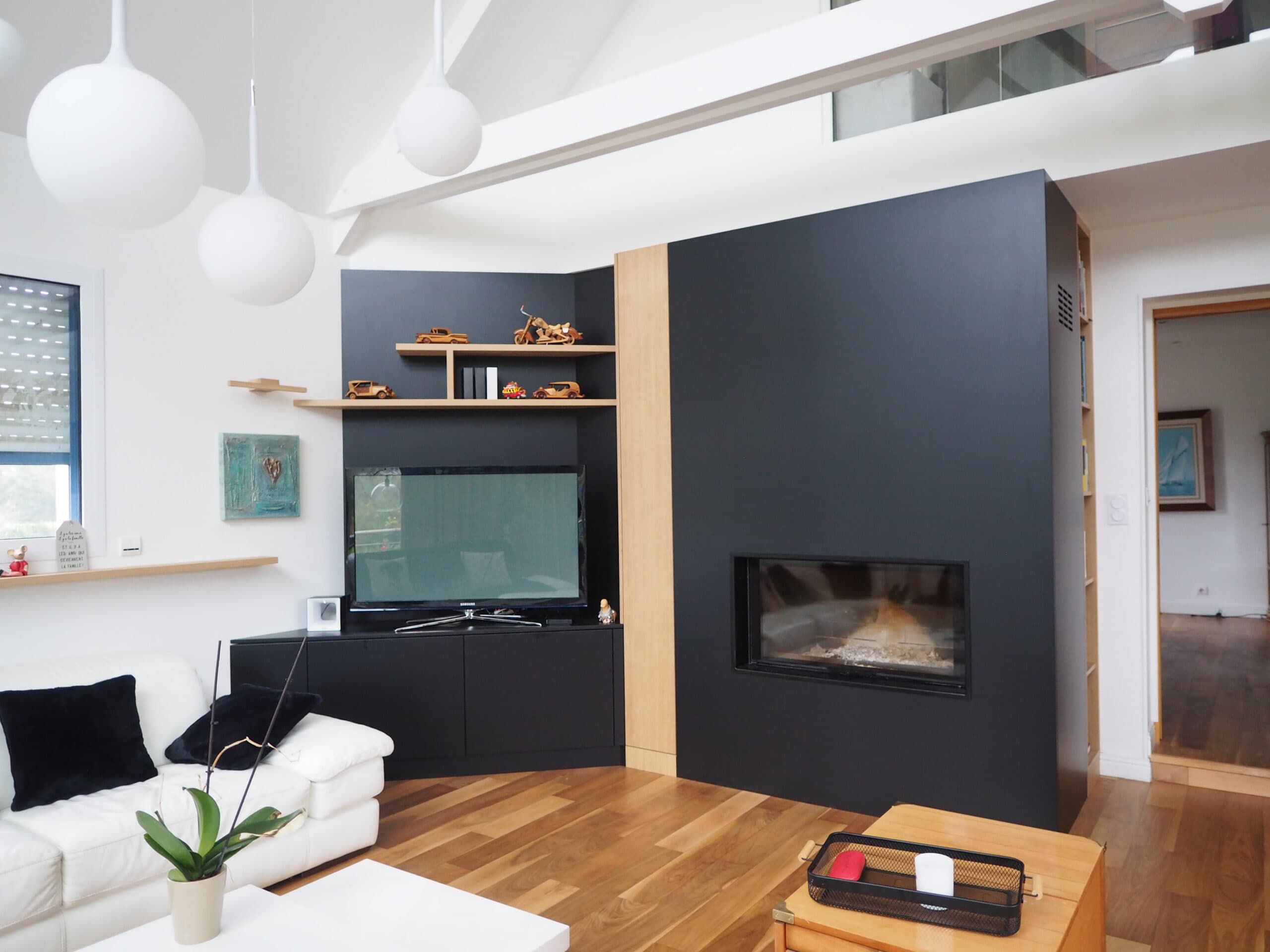 Salon avec meuble TV et habillage cheminée en MDF laque noir mat, étagères chêne et chemineau insert, projet Ploemeur A4 Créations