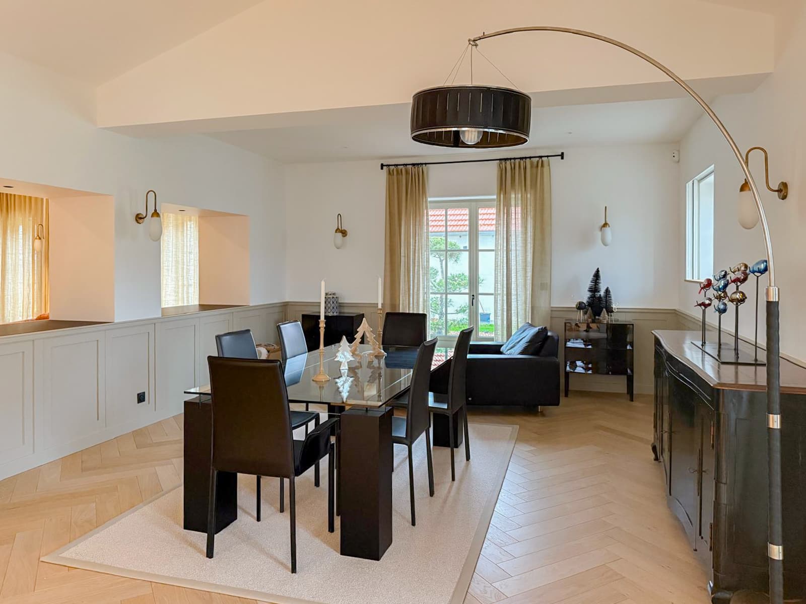 Salon avec parquet à bâtons rompus en chêne sur-mesure, lambris blanc et salle à manger, projet Port-Louis A4 Créations