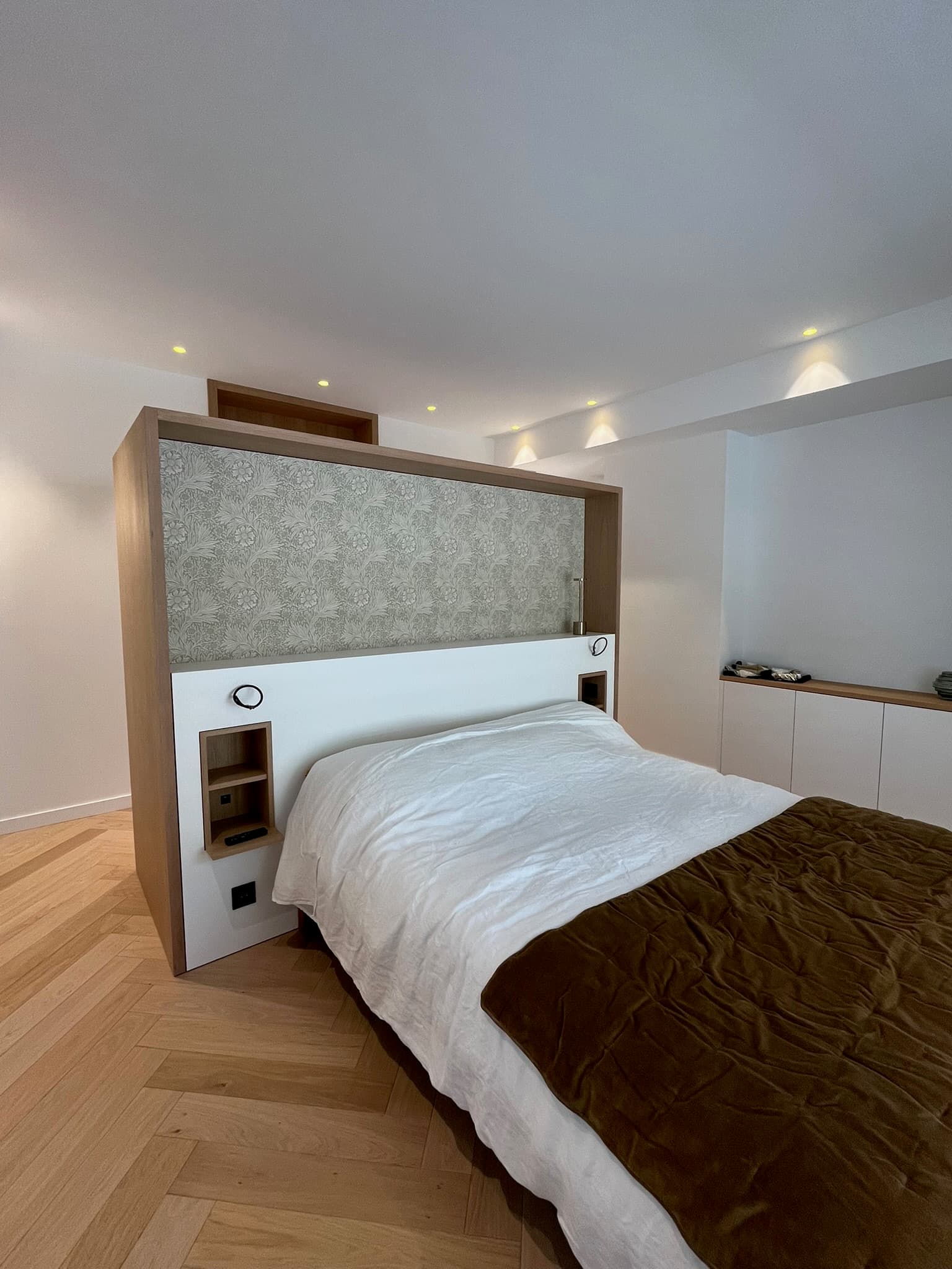 Tête de lit en chêne et laque avec panneau tissu fleuri en relief et spots LED encastrés au plafond, projet Port-Louis A4 Créations